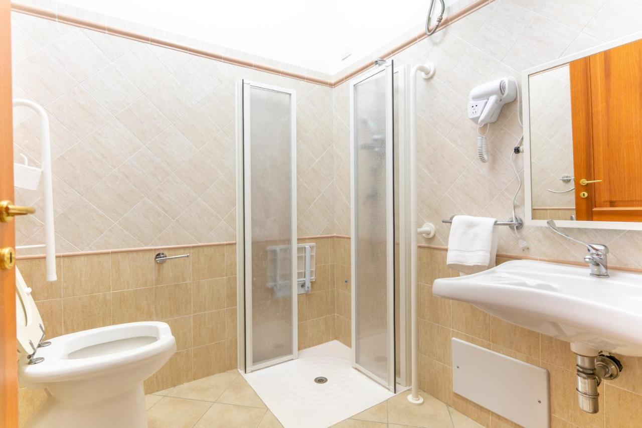 Hotel Dei Tacchi Osini Екстериор снимка